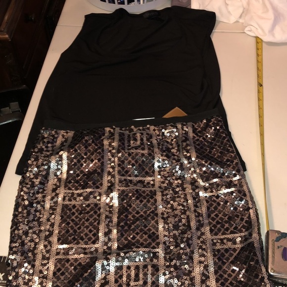 Francesca’s size large silver & black sequin mini skirt with stretch & side slit - Picture 10 of 14